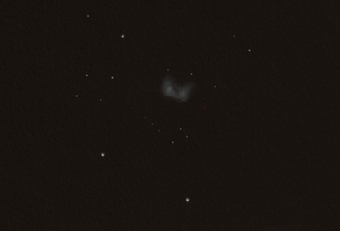 M 76 – Winzig zu beobachten, der kleine Hantelnebel (Zeichnung)