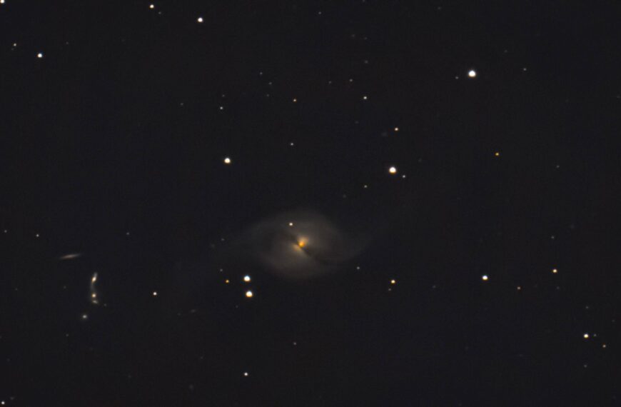NGC 3718 – Balken-Spiralgalaxie mit aktivem Galaxienkern