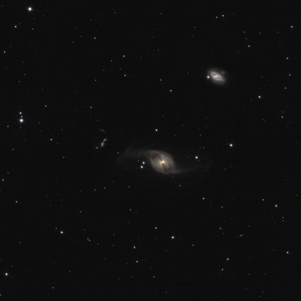 Arp 214 / NGC 3718 – Das kosmische Integralzeichen