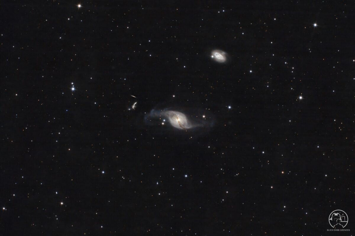 Arp 214 / NGC 3718 – Das kosmische Integralzeichen