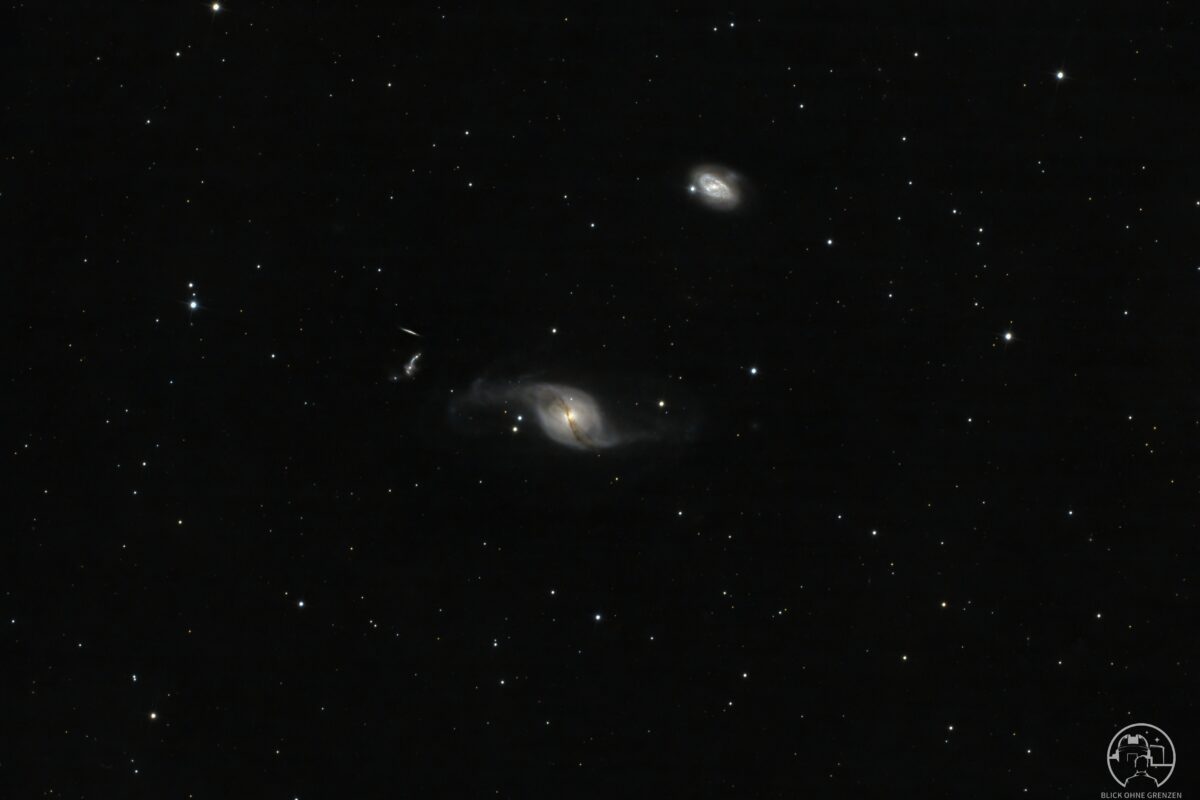 Arp 214 / NGC 3718 – Das kosmische Integralzeichen