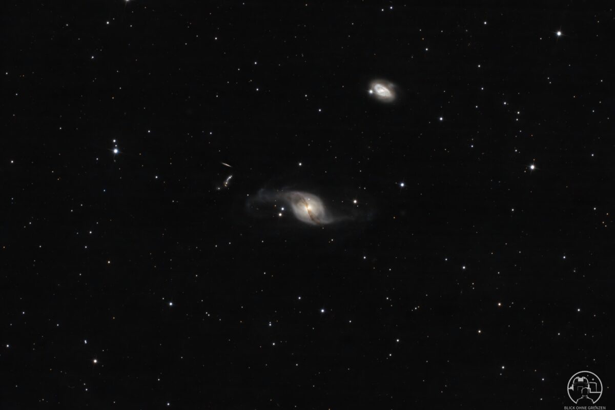 Arp 214 / NGC 3718 – Das kosmische Integralzeichen