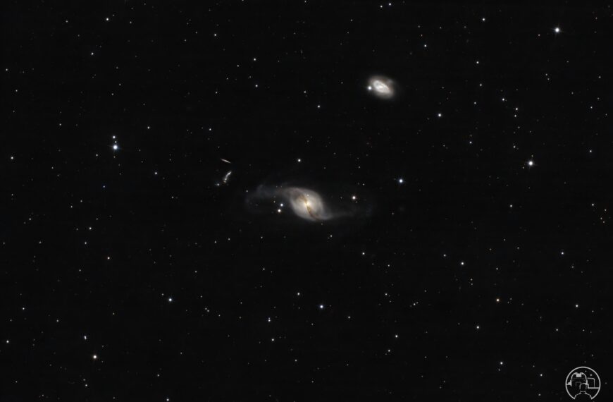 Arp 214 / NGC 3718 – Das kosmische Integralzeichen