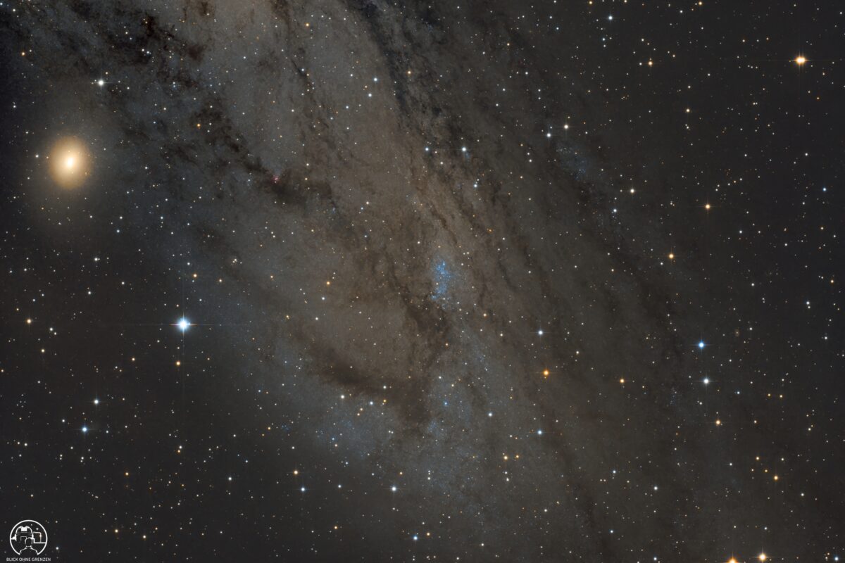 NGC 206 – Sternenwiege in Andromeda und ferne Galaxien im Hintergrund