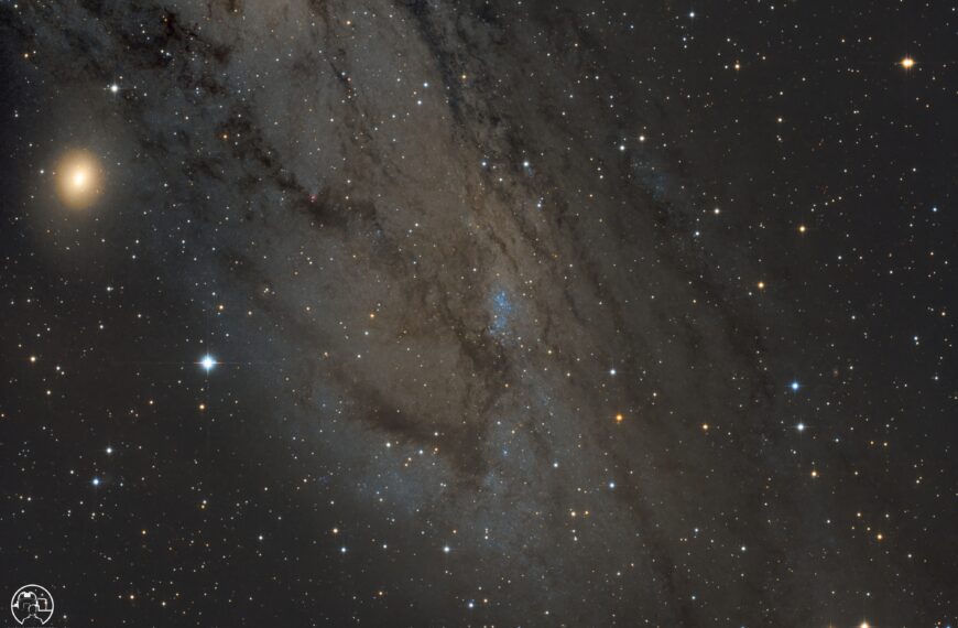 NGC 206 – Sternenwiege in Andromeda und ferne Galaxien im Hintergrund
