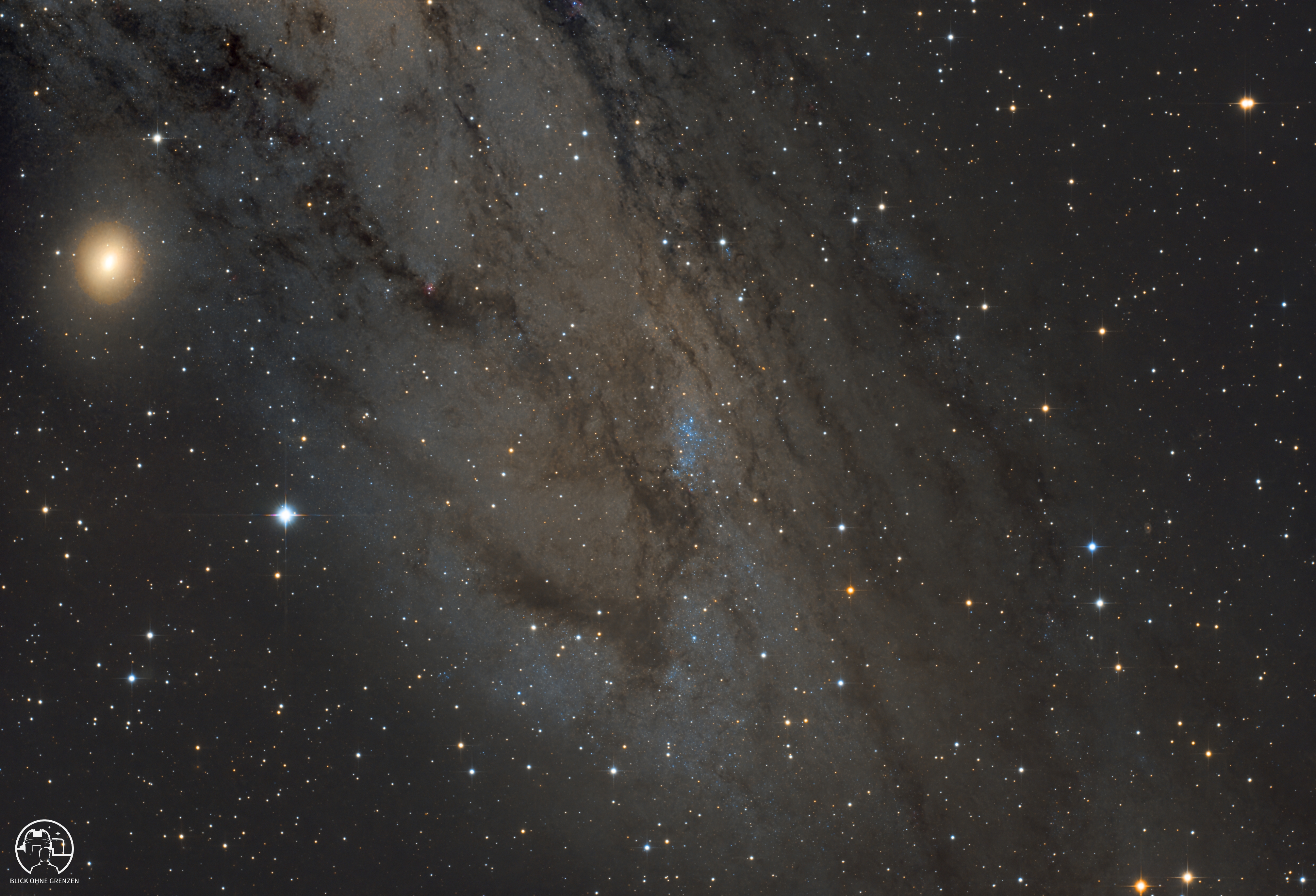 NGC 206 – Sternenwiege in Andromeda und ferne Galaxien im Hintergrund